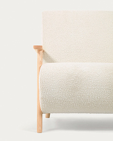 Кресло Meghan из белой ткани букле с ножками из массива ясеня 