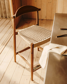 Nina Полубарный стул из массива акации с ореховой отделкой и бежевой веревкой 62 см