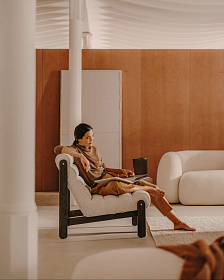 Magira Кресло из белой ткани букле и массива дуба с темной отделкой